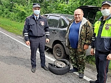 В Воронежской области инспекторы ДПС помогли водителю, у которого взорвалось колесо