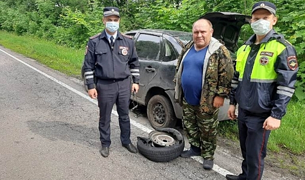 В Воронежской области инспекторы ДПС помогли водителю, у которого взорвалось колесо