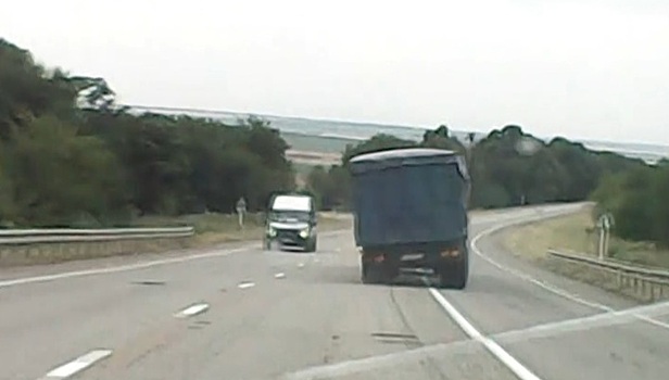 Полицейские три километра сопровождали грузовик с отказавшими тормозами. Видео