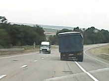 Полицейские три километра сопровождали грузовик с отказавшими тормозами. Видео