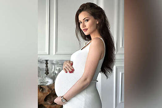 Звезда "Великолепного века" Бурак Озчивит показал беременную жену и рассекретил пол ребенка