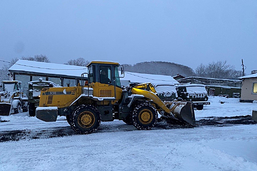 Военные коммунальщики после циклона на Камчатке выполняют уборку кровель и карнизных свесов от снега и наледи