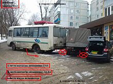 Укатившийся автобус помял два автомобиля