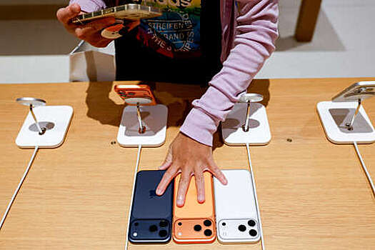 Apple показала фото довольных покупателей iPhone 17