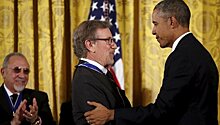 Обама вручил высшую гражданскую награду США Спилбергу