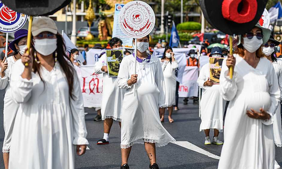 Активистки по защите трудовых прав и профсоюзов государственных предприятий Таиланда собрались на марш в Международный женский день, 2022 год