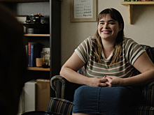 Звезда «Эйфории» поделилась фото с глубоким декольте