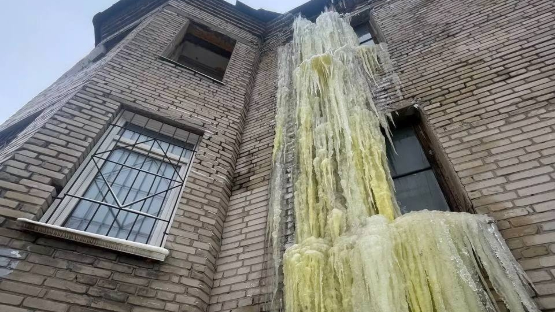 Жители Барнаула показали огромный ледяной сталактит на аварийном доме