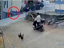 Дед спас внука из-под колёс легковушки и попал на видео