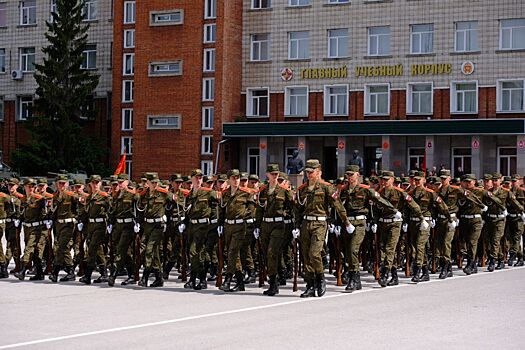 В Новосибирске прошло празднование 58-й годовщины высшего командного училища