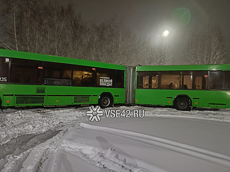 Автобус-гармошка застрял в сугробе на конечной остановке в Кемерове