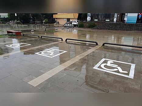 Стало известно, почему закрыта парковка ниже Театральной площади