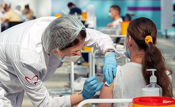 Главное о коронавирусе на 11 июля: в Москве за сутки закончился "КовиВак", ЕС планирует привить 70% населения