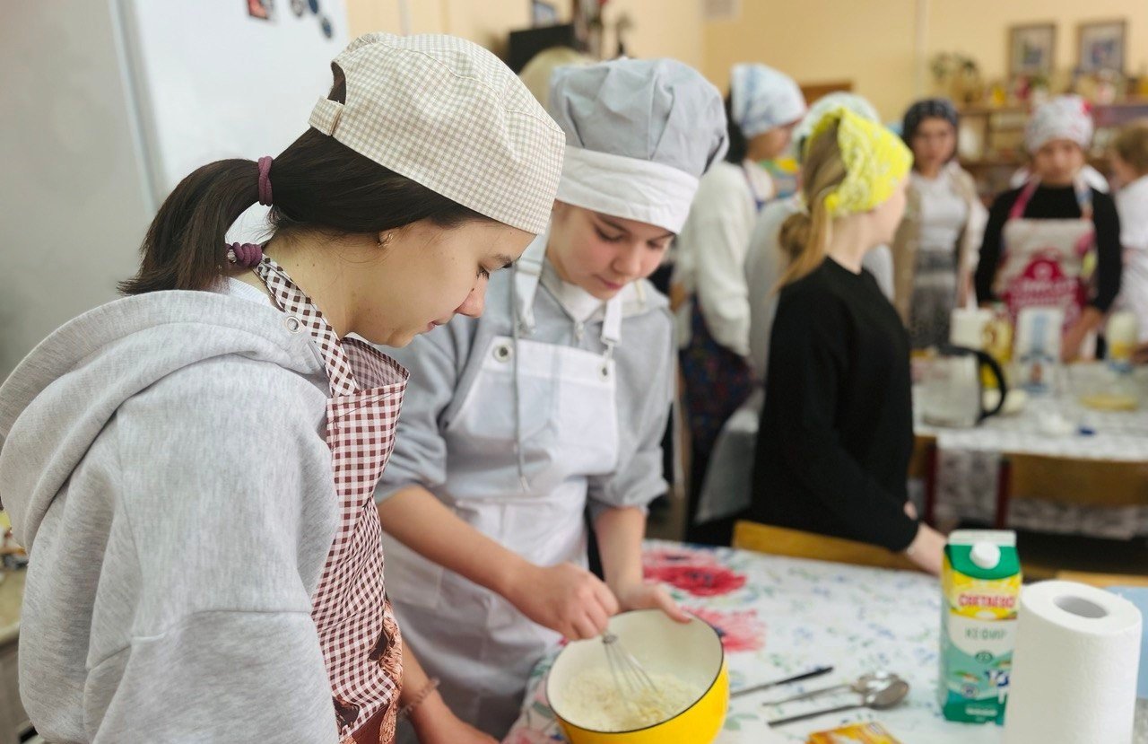 Каширские долголеты раскрыли школьницам секреты приготовления вкусных блинов