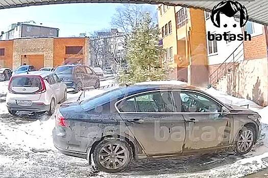 Обвал облицовки с жилого дома в российском городе попал на видео