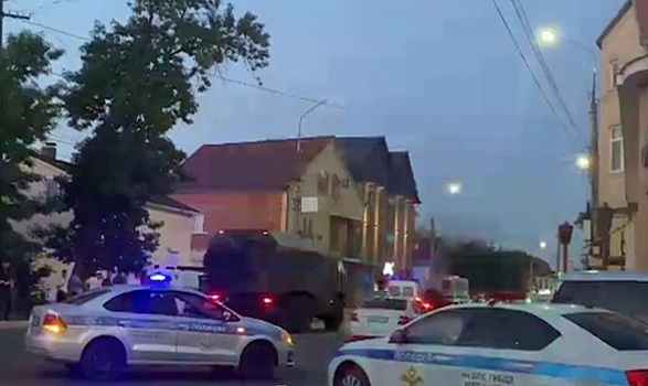 В Дагестане напали на две церкви, синагогу и пост ДПС