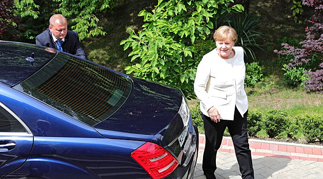 На одиннадцатый день после вакцинации Ангела Меркель появилась в эфире забинтованной