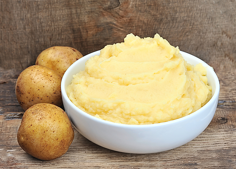 Главный плюс картошки в том, что ее можно бесконечно модифицировать. Например, если настроение в ходе варки изменилось, можно превратить вареный картофель в пюре. Главное – добавить в однородную массу молоко, сливочное масло и сыр.