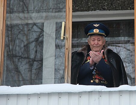В честь 95-летия ветерана Великой Отечественной войны под его окнами сыграл оркестр