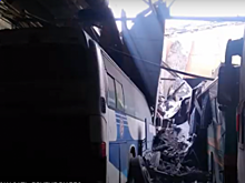 Крыша автобазы упала на четыре пассажирский автобуса в Барнауле