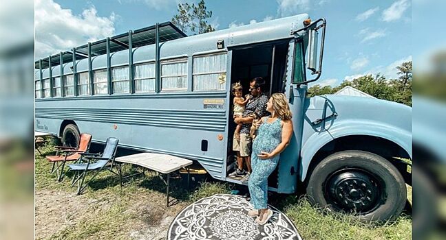 Семья из США построила дом на колесах из старого автобуса, потратив 12 тысяч долларов