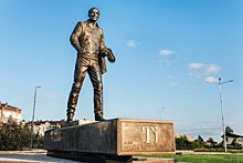 В свердловском городе установили памятник легендарному бизнесмену