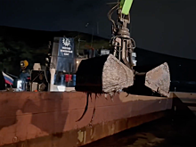 Баржа вместимостью 600 т собирает мазут с водой с побережья Кубани