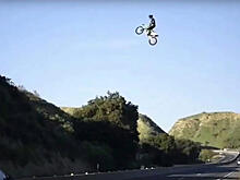 Видео: мотоциклист перепрыгнул четырехполосное шоссе