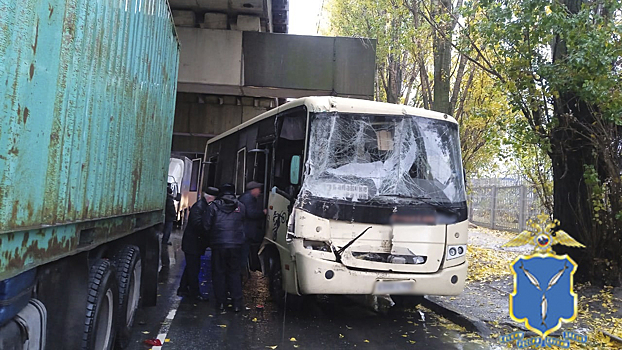 Саратовская полиция устанавливает обстоятельства ДТП с участием двух КамАЗов, легковушки и автобуса