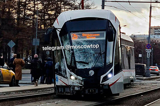 Трамвай смял легковушку с водителем на севере Москвы