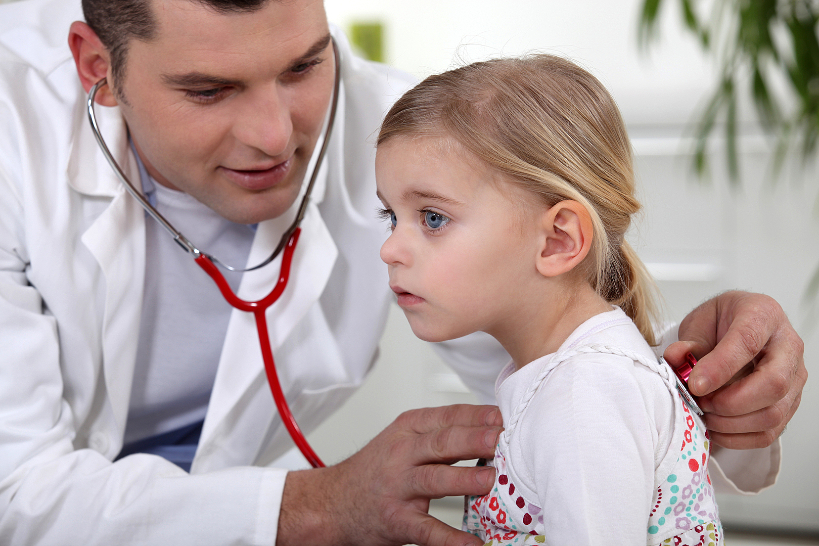 Названы неэффективные методы лечения простуды у детей