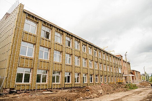 В ремонтируемой школе в подмосковной Братовщине приступили к укладке плитки и покраске стен
