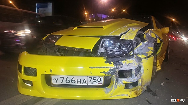 В центре Екатеринбурга столкнулись Nissan Fairlady Z, Mitsubishi Lancer и Mazda 3