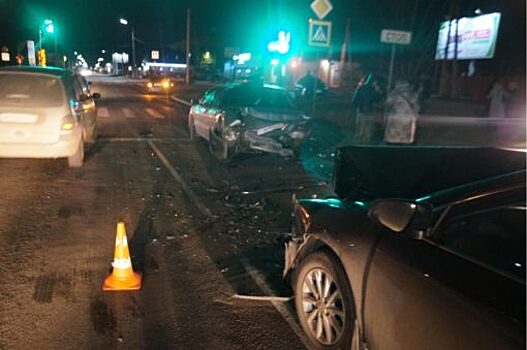 В Орле в ночном столкновении трех иномарок пострадал человек