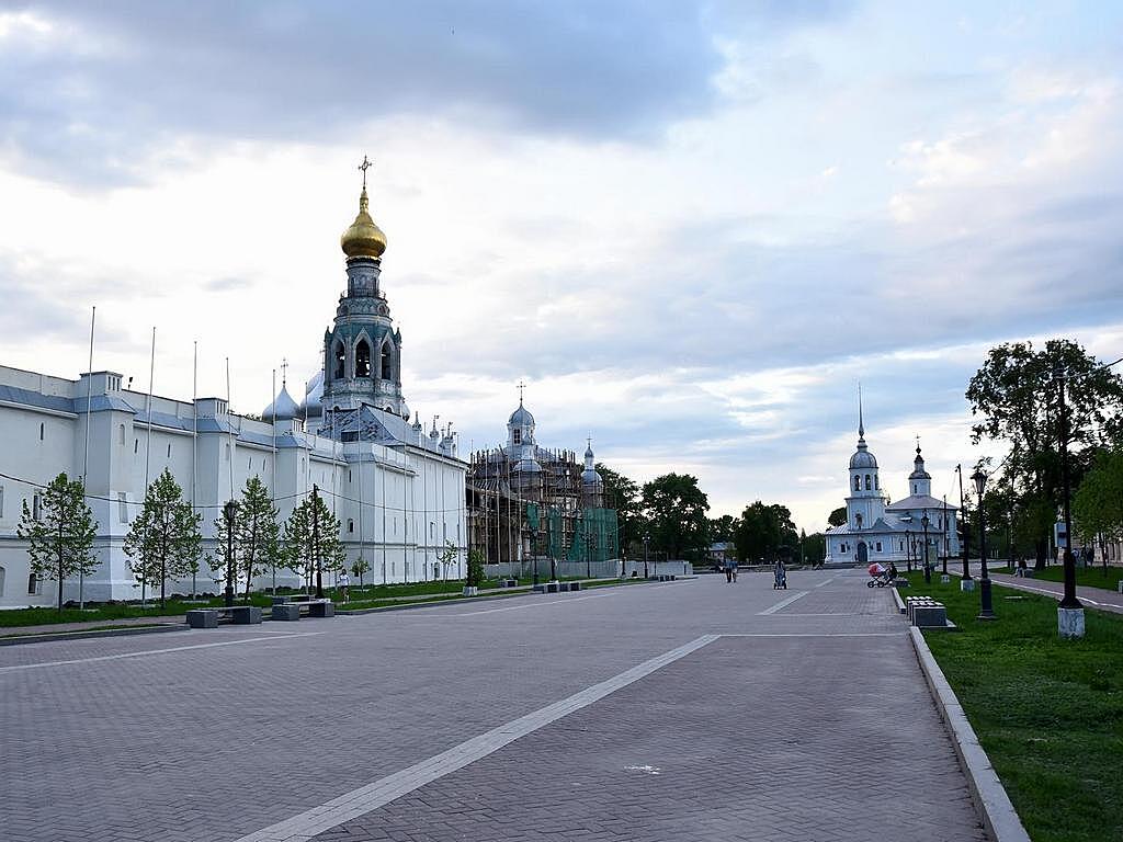 Вологда кремлёвская площадь здание каретника. Куда сходить в вологде. Кот маяковского 4 вологда. Вологодский белокаменный кремль. Слепые наблюдатели обсе.
