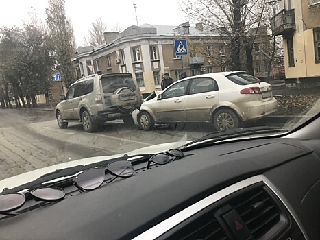 У аэропорта столкнулись две иномарки