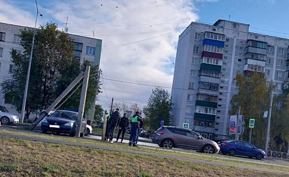 В Курске на ул.Бойцов 9-й дивизии в результате ДТП повален столб