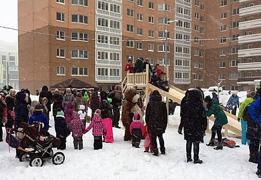 Во дворе на Синявинской организовали праздник «Русская зима»