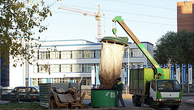 В Крыму дома чиновников завалили мусором