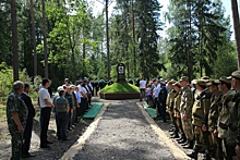 Первый в России памятник лесникам-партизанам открыли в Брянской области