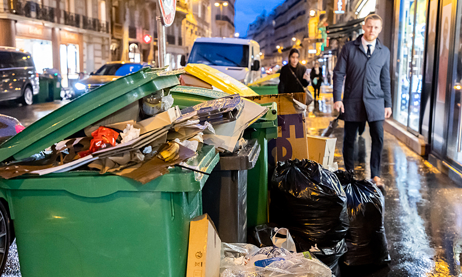 Последствия забастовки мусорщиков на одной из улиц Парижа, 9 марта 2023 года