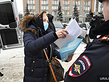 Там чужой покойник: женщина на Урале не могла похоронить маму и привезла гроб к мэрии