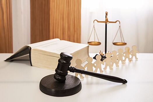 Вымогая деньги у знакомой, жительница Глазовского района раздела её, избила и отрезала длинные волосы