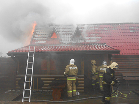 За прошлые сутки в Саратовской области загорелись бампер, капот и сгорел деревянный сарай