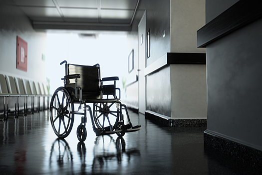 Инвалида оставили ночевать на полу в больнице