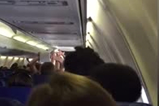 Соревнование с туалетной бумагой устроили во время авиарейса в США