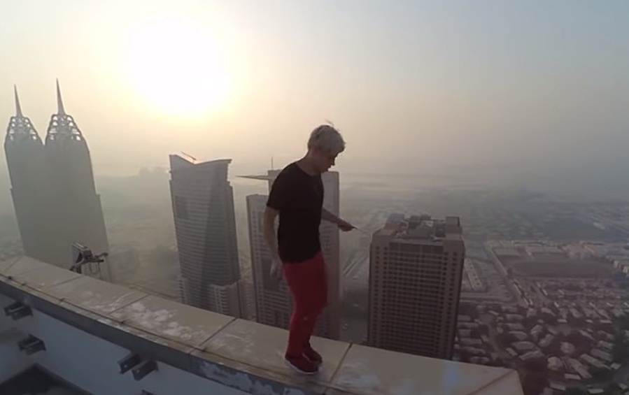 Спортсмен и руфер Никита Дефт также забрался на один из небоскребов в Дубае, чтобы выполнить прыжки через скакалку на самом краю высотного здания.