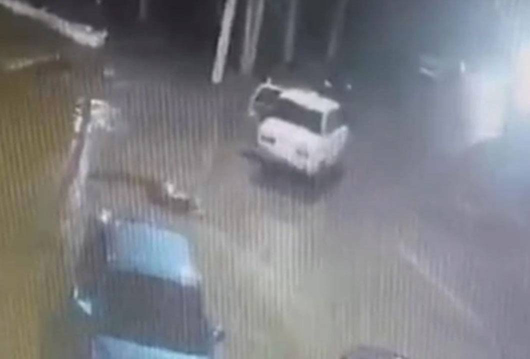 Россиянка на ходу выпала из машины возле ночного клуба