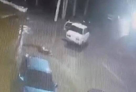 Россиянка на ходу выпала из машины возле ночного клуба