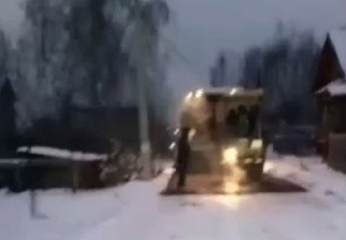 Подрядчик на Бору положил асфальт прямо в снег